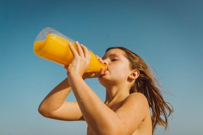 Hidratándose, recomendación clave para los niños en verano / Piotr Chrobot en UNSPLASH