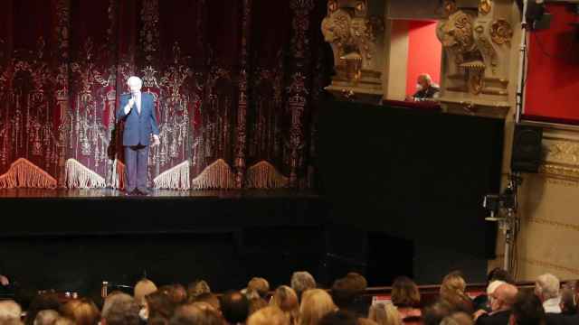 Mario Vargas Llosa ejerció de maestro de ceremonias en el estreno de la nueva temporada de ópera del Teatro Real / TWITTER