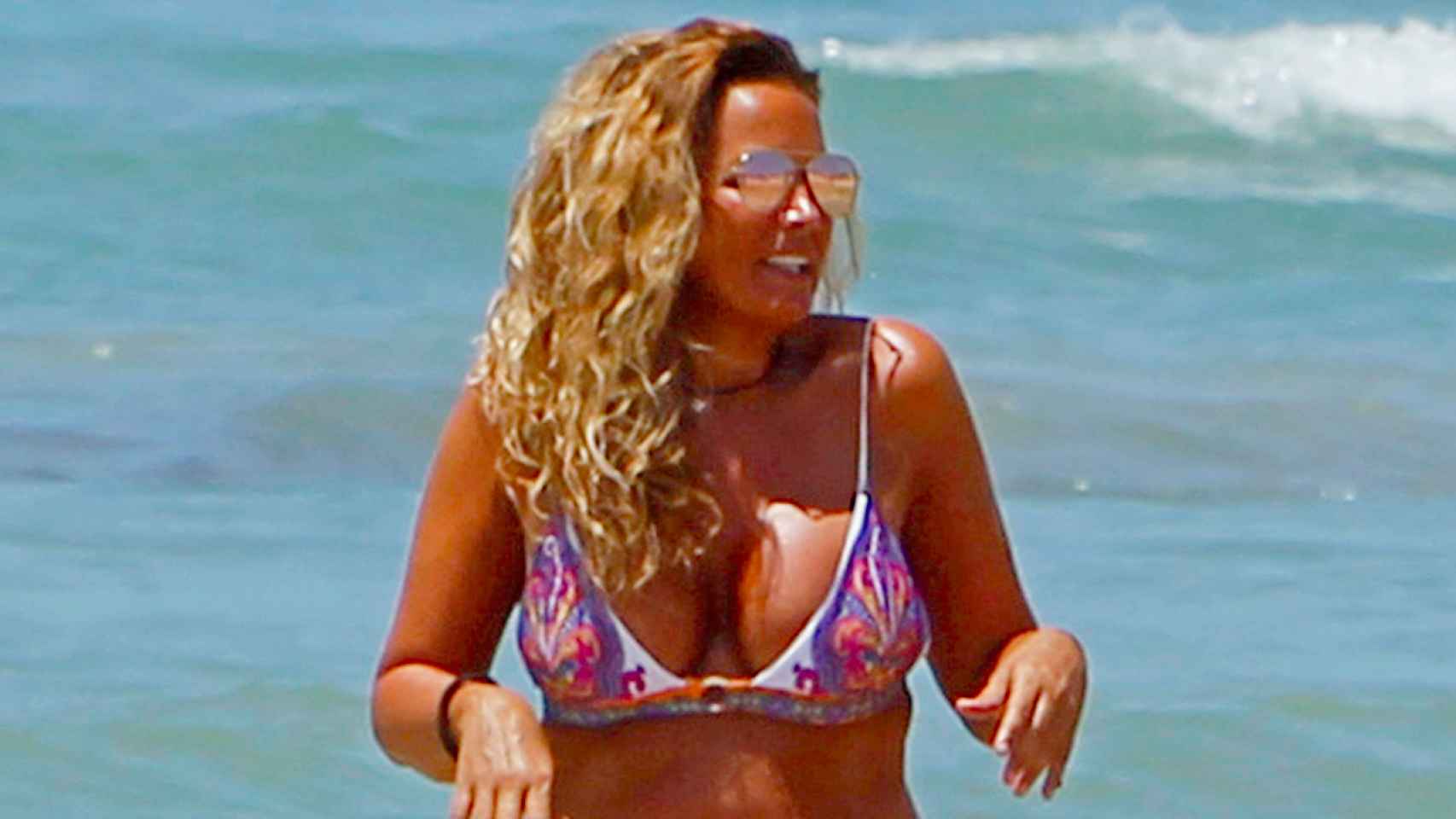 Marta López da la bienvenida al verano con un posado en bikini / AGENCIAS