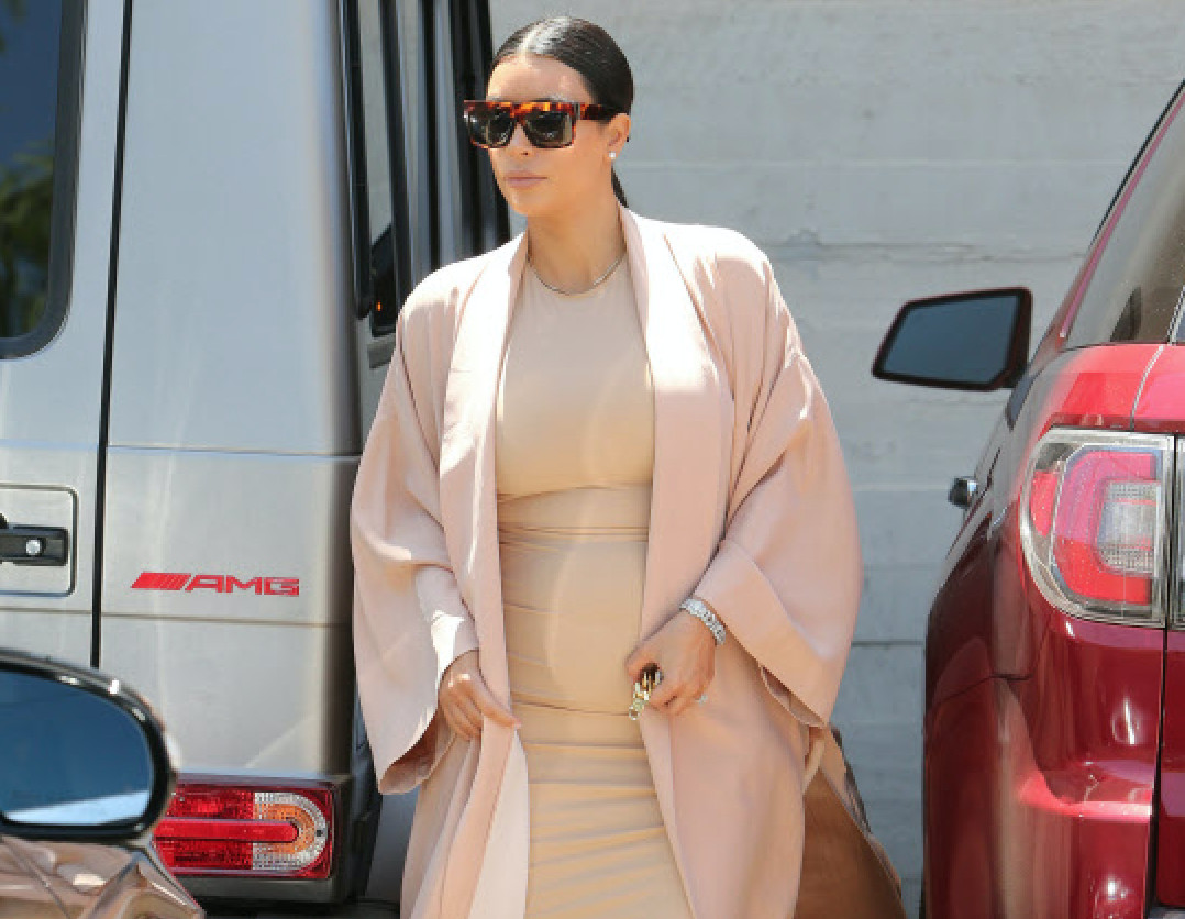Kim Kardashian luciendo un ceñido vestido color nude por las calles de Los Ángeles / GTRES