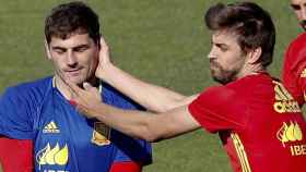 Gerard Piqué e Iker Casillas, en un entrenamiento con la selección española / EFE