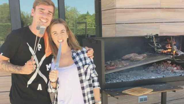 Griezmann prepara una barbacoa familiar en su mansión