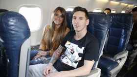 Leo Messi y Antonella Roccuzzo en un avión convencional