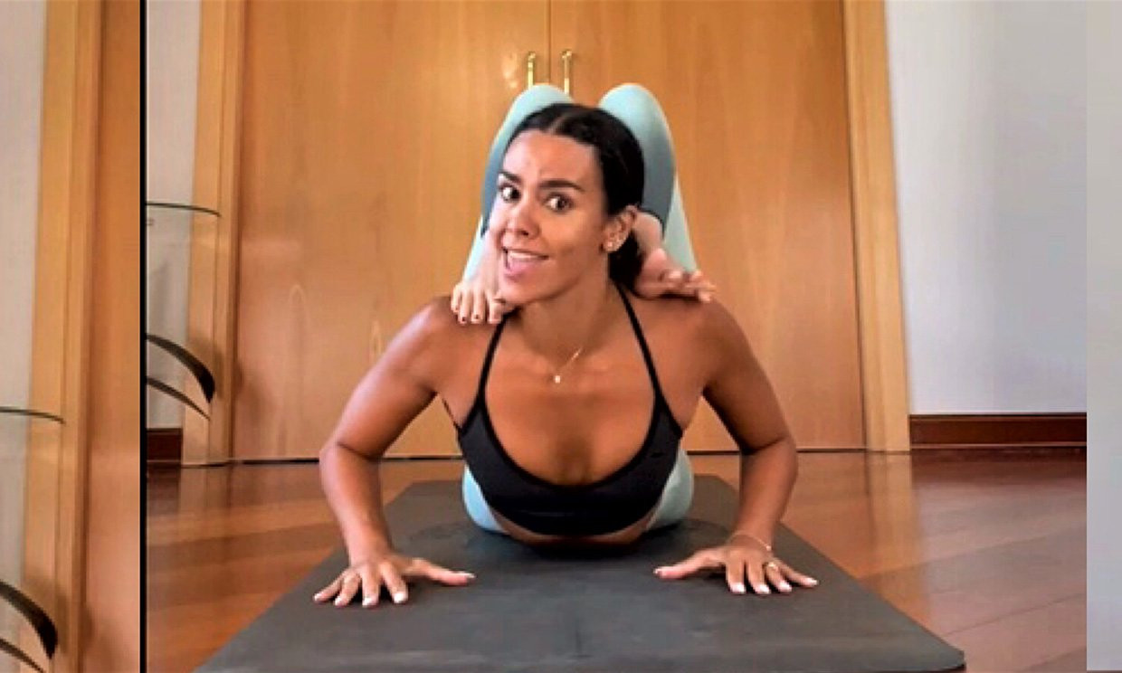 Cristina Pedroche practica yoga