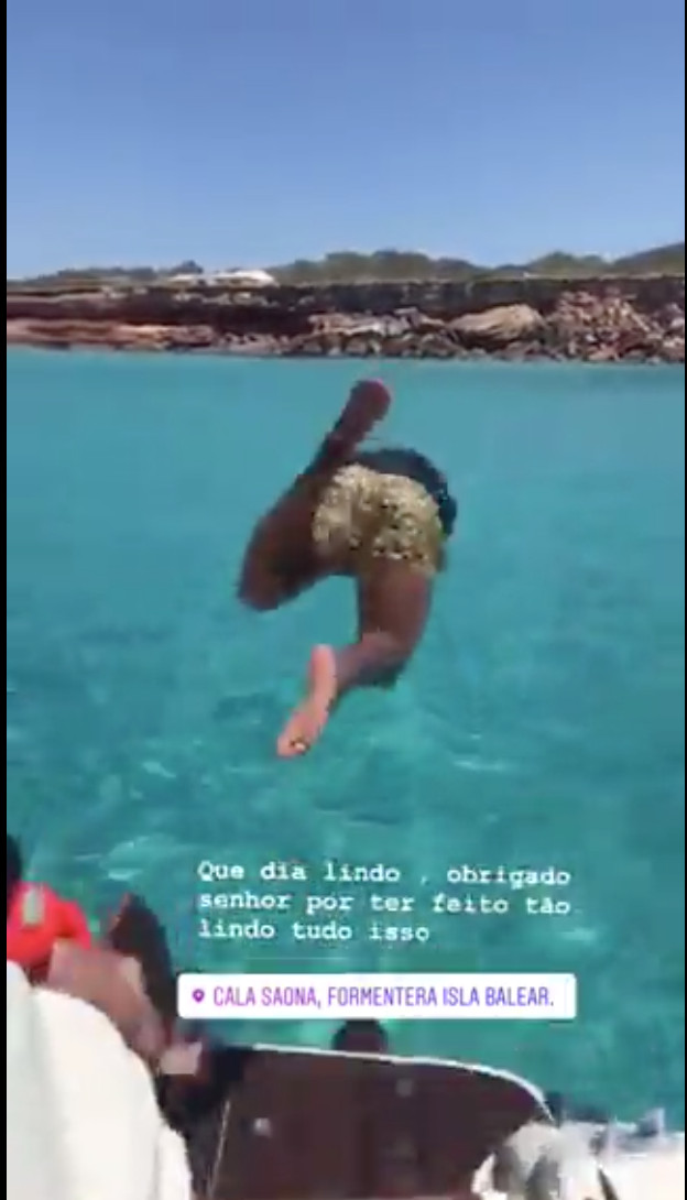 Malcom salta desde el yate en la Cala Saona, Formentera