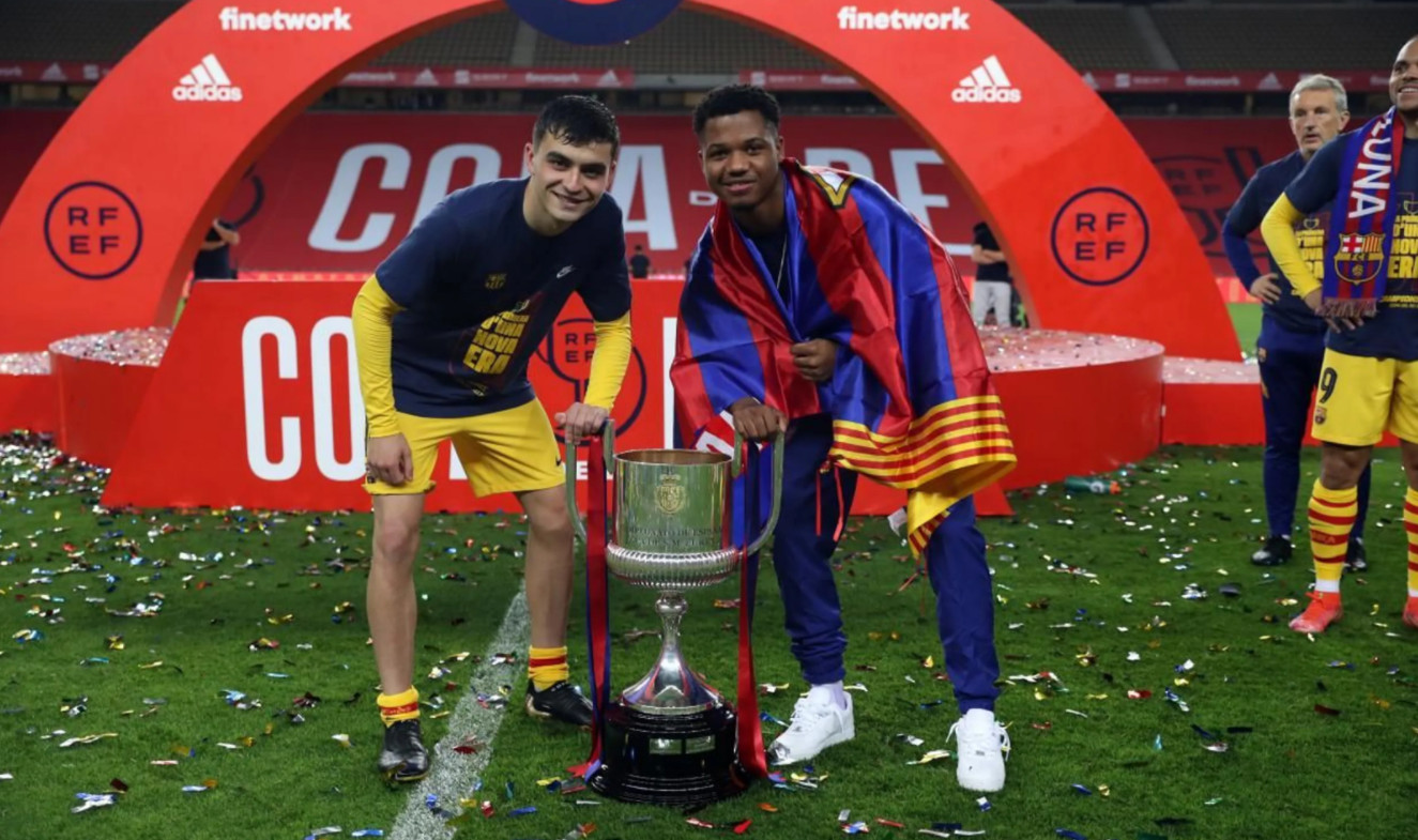 Pedri y Ansu con la Copa del Rey / FC Barcelona