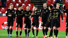 Los jugadores del Barça celebran el gol de Griezmann contra el Granada / EFE