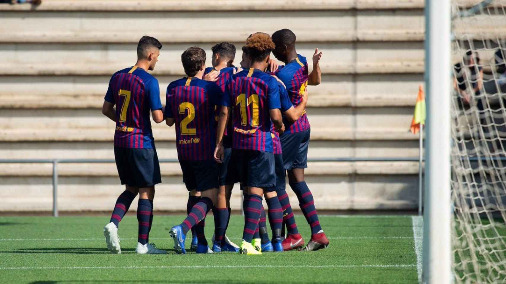 Los jugadores del juvenil celebran un gol del Barça / EFE