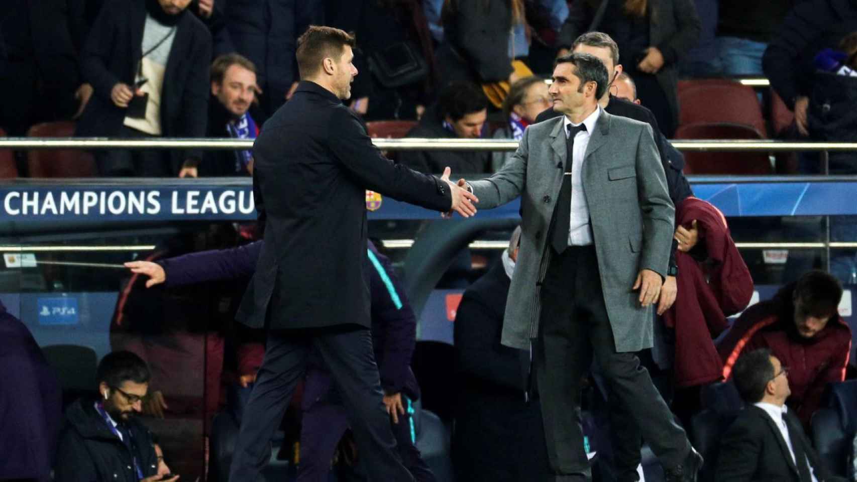 Mauricio Pochettino saluda a Ernesto Valverde tras un encuentro entre Barça y Tottenham Hotspur / EFE