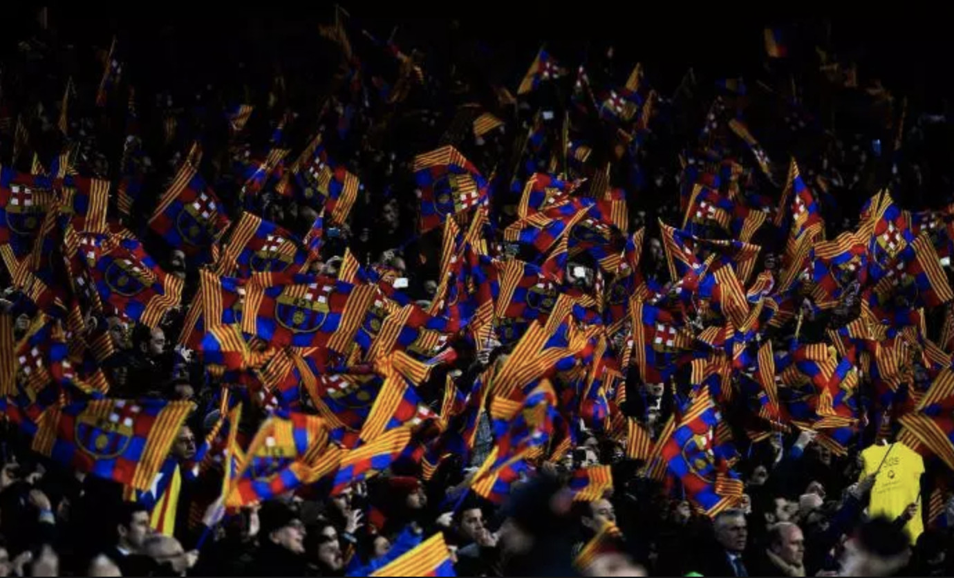 Una foto de archivo de aficionados del Barça en el Camp Nou / EFE
