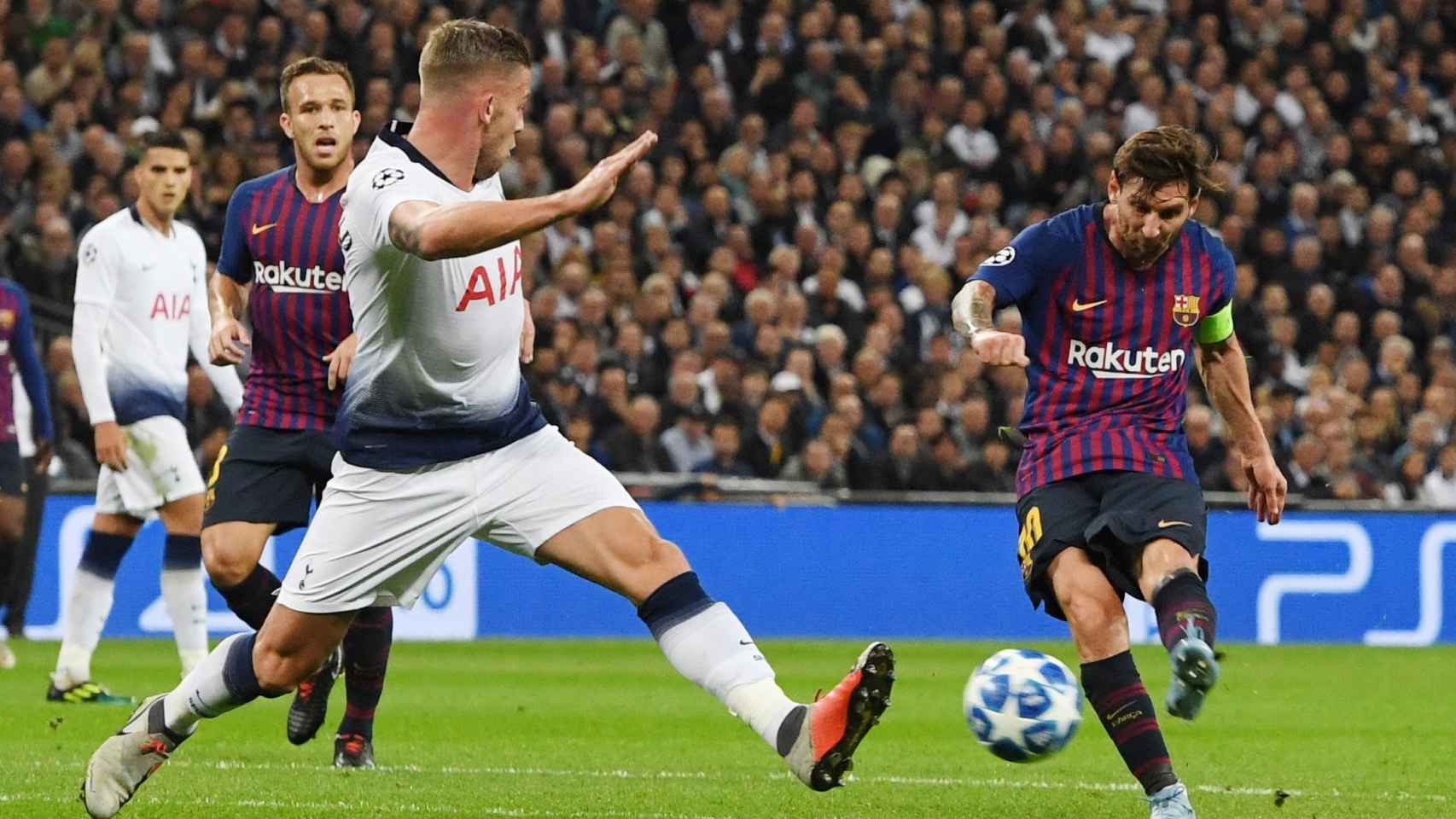 Leo Messi remata a puerta durante el Tottenham-Barça / EFE