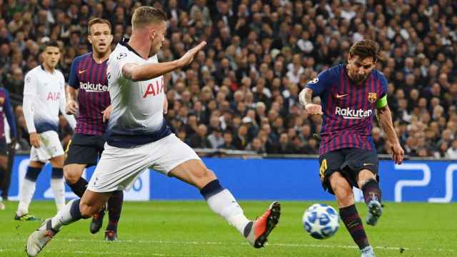 Leo Messi remata a puerta durante el Tottenham-Barça / EFE