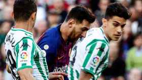 Marc Bartra persigue a Leo Messi en una acción del último Barça-Betis / EFE