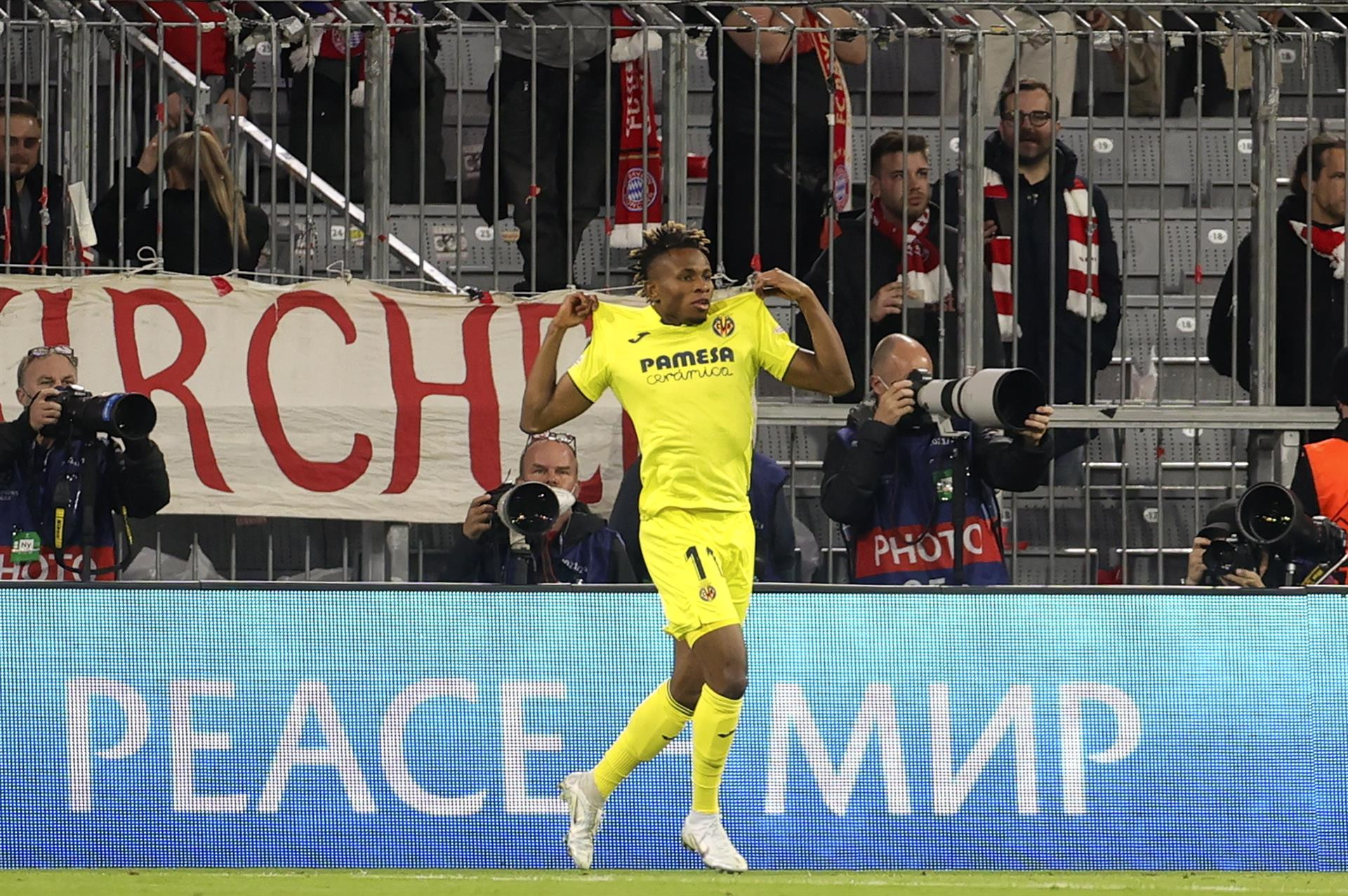Chukwueze celebra su gol al Bayern / EFE
