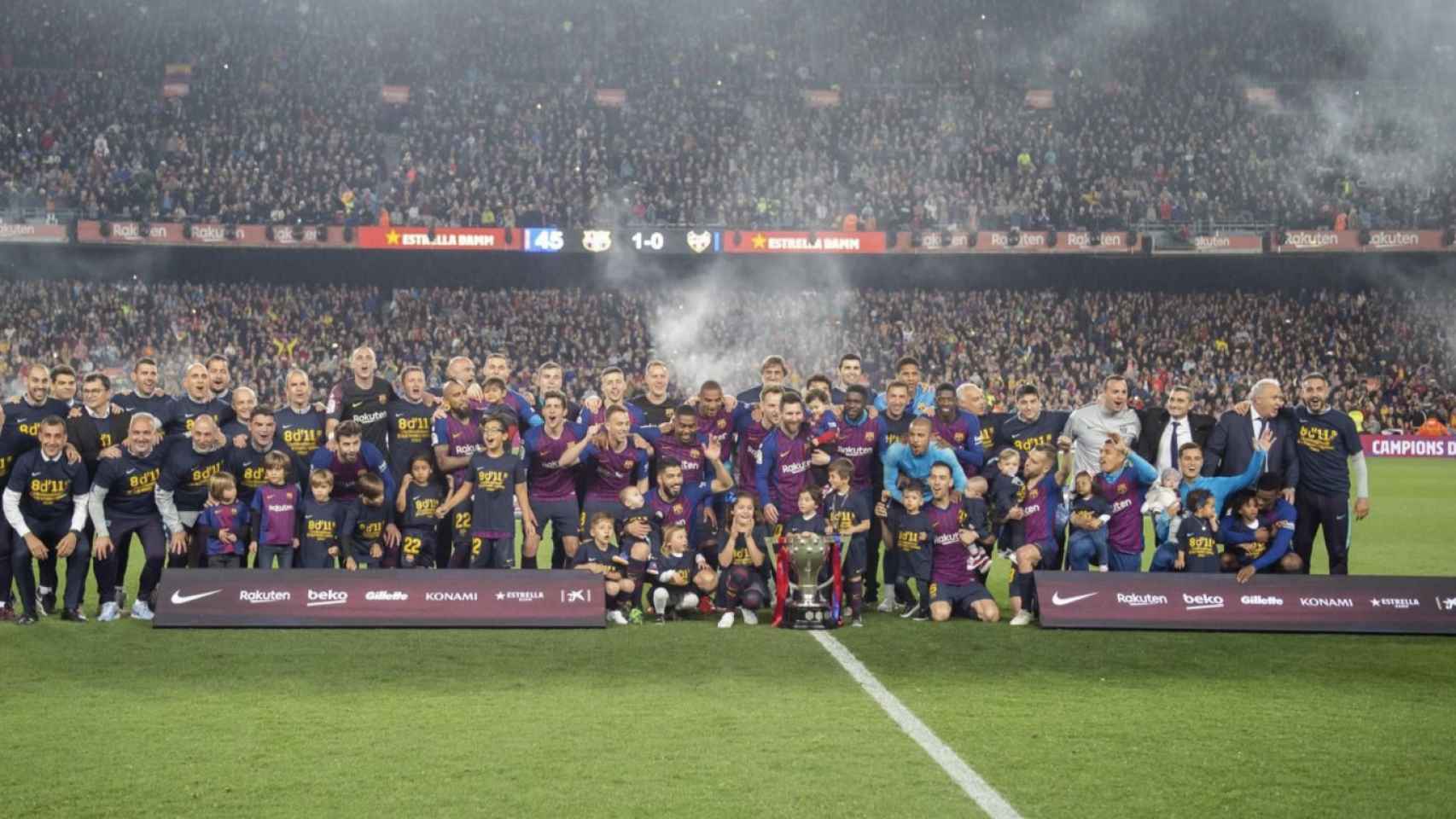 Una foto de los jugadores del Barça celebrando la Liga en el Camp Nou / FCB