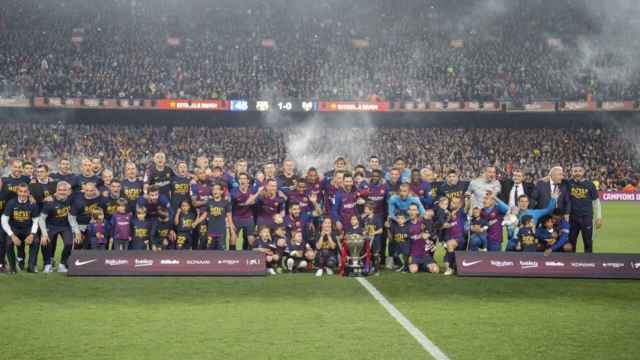 Una foto de los jugadores del Barça celebrando la Liga en el Camp Nou / FCB