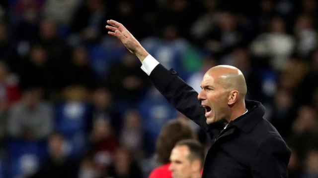 Una foto de Zinedine Zidane en el banquillo del Santiago Bernabéu / EFE