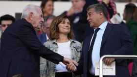 Joan Laporta saluda al candidato a la alcaldía de Barcelona, Ernest Maragall, en el palco del Camp Nou / EFE