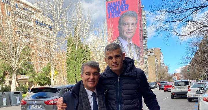 Joan Laporta y Enric Masip posan cerca de la lona publicitaria que colocó el presidente del Barça en Madrid / EFE