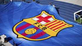 Una gran bandera con el escudo del Barça / EFE