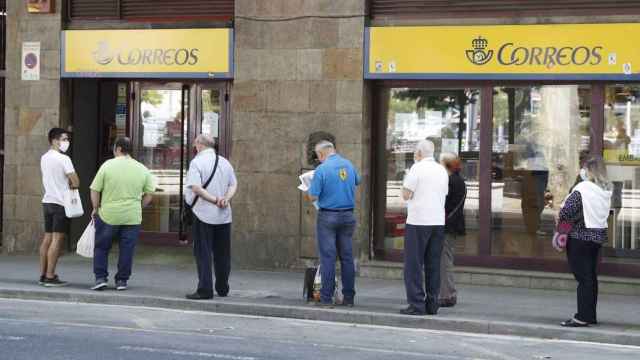 Una imagen de archivo de ciudadanos votando por correo / Redes