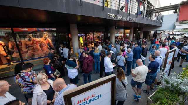 Los socios del FC Barcelona en los aledaños de la Barça Store del Camp Nou / FCB