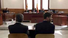 Leo Messi, en la Audiencia Provincial de Barcelona sentado en el banquillo de los acusados junto a su padre, Jorge Messi / EFE
