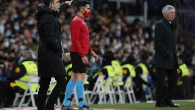 Xavi y Ancelotti, durante el Real Madrid-Barça del Bernabéu / EFE