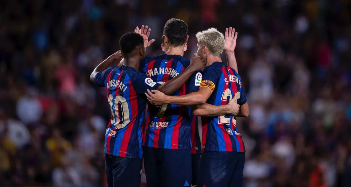 El abrazo grupal del Barça de Xavi, durante el triunfo contra el Real Valladolid / FCB