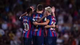 El abrazo grupal del Barça de Xavi, durante el triunfo contra el Real Valladolid / FCB