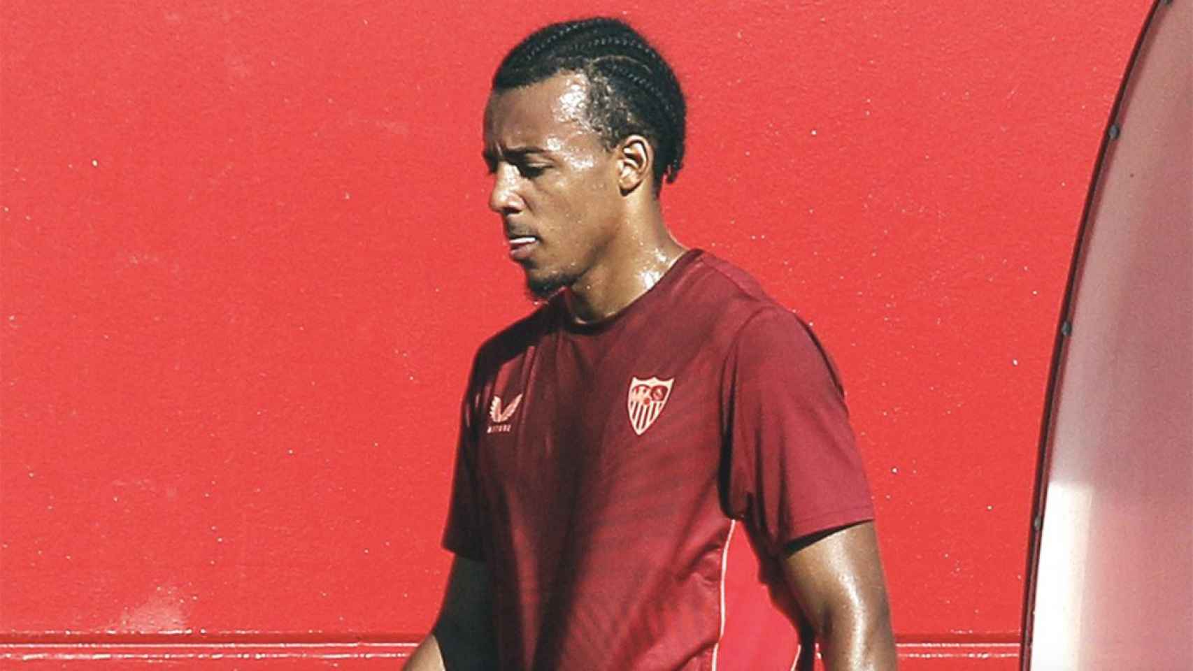 Jules Koudé, a la salida de un entrenamiento con el Sevilla / EFE
