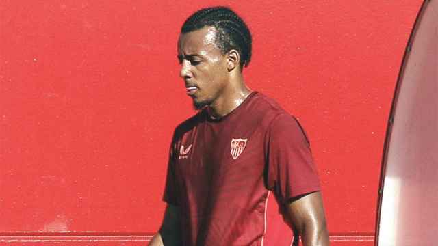 Jules Koudé, a la salida de un entrenamiento con el Sevilla / EFE