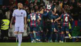 Alves, en primer plano mientras el Levante celebra un gol contra el Barça / EFE