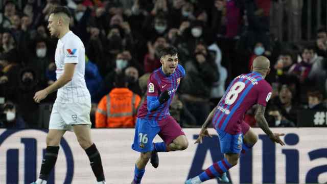 Pedri, eufórico, tras marcar su gol al Sevilla / EFE