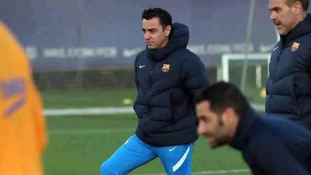 Xavi Hernández, atento, durante el último entrenamiento del Barça / FCB