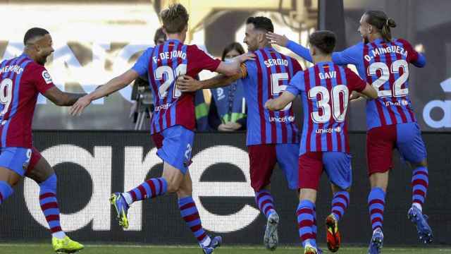 Los jugadores del Barça celebran un gol de Sergio Busquets en Vigo / EFE