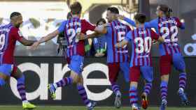 Los jugadores del Barça celebran un gol de Sergio Busquets en Vigo / EFE