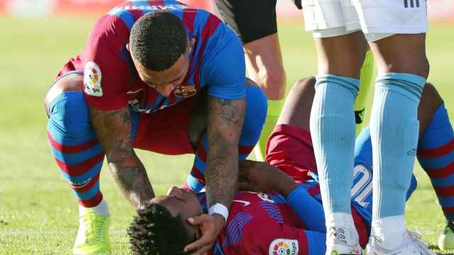 Ansu Fati, ayudado por Memphis Depay / FCB