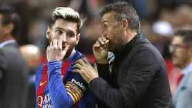 Messi y Luis Enrique discutiendo una acción en la banda / EFE