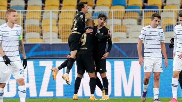 Riqui Puig, Braithwaite y Trincao en la celebración de un gol frente al dinamo de Kiev / EFE