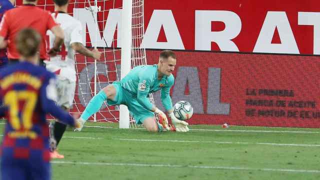 Ter Stegen en una intervención en el Sevilla-Barça / FCB