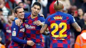 Griezmann celebra con Suárez y Arturo Vidal su gol | EFE