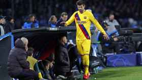 Piqué retirándose con molestias contra el Nápoles / FC Barcelona