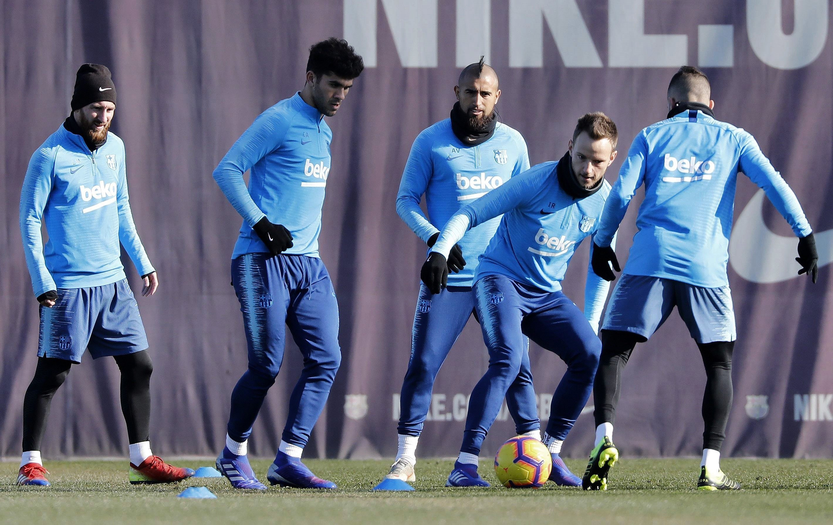 Messi, Aleñá, Vidal, Rakitic y Alba en un entrenamiento del Barça / EFE