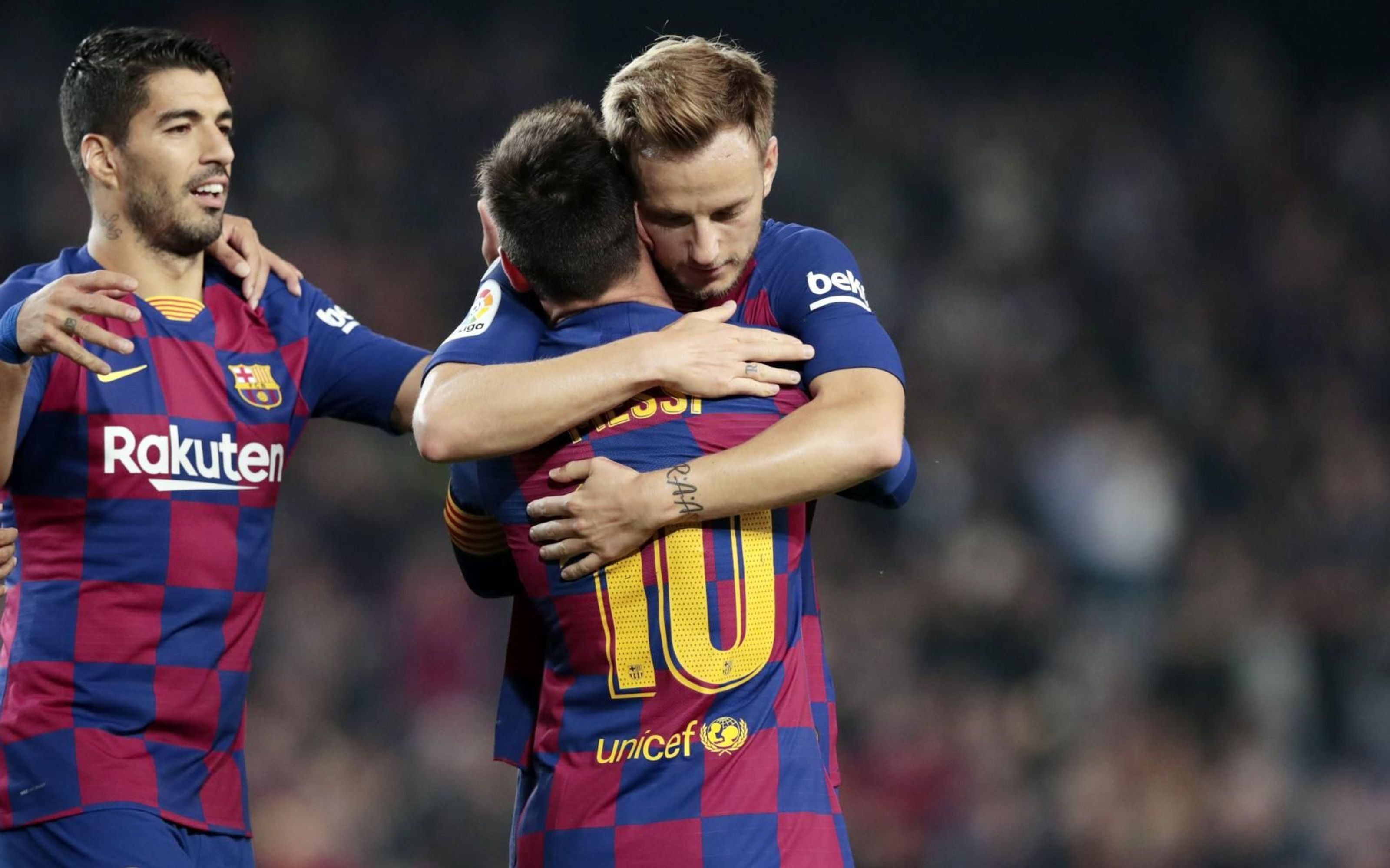 Messi y Rakitic fundiéndose en un abrazo tras el gol del argentino / FC Barcelona