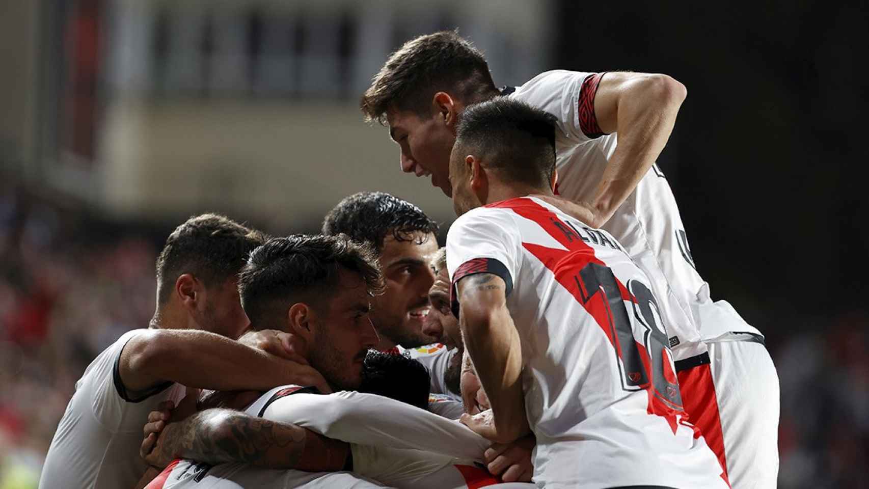 La euforia del Rayo Vallecano tras derrotar por la mínima al Barça / EFE
