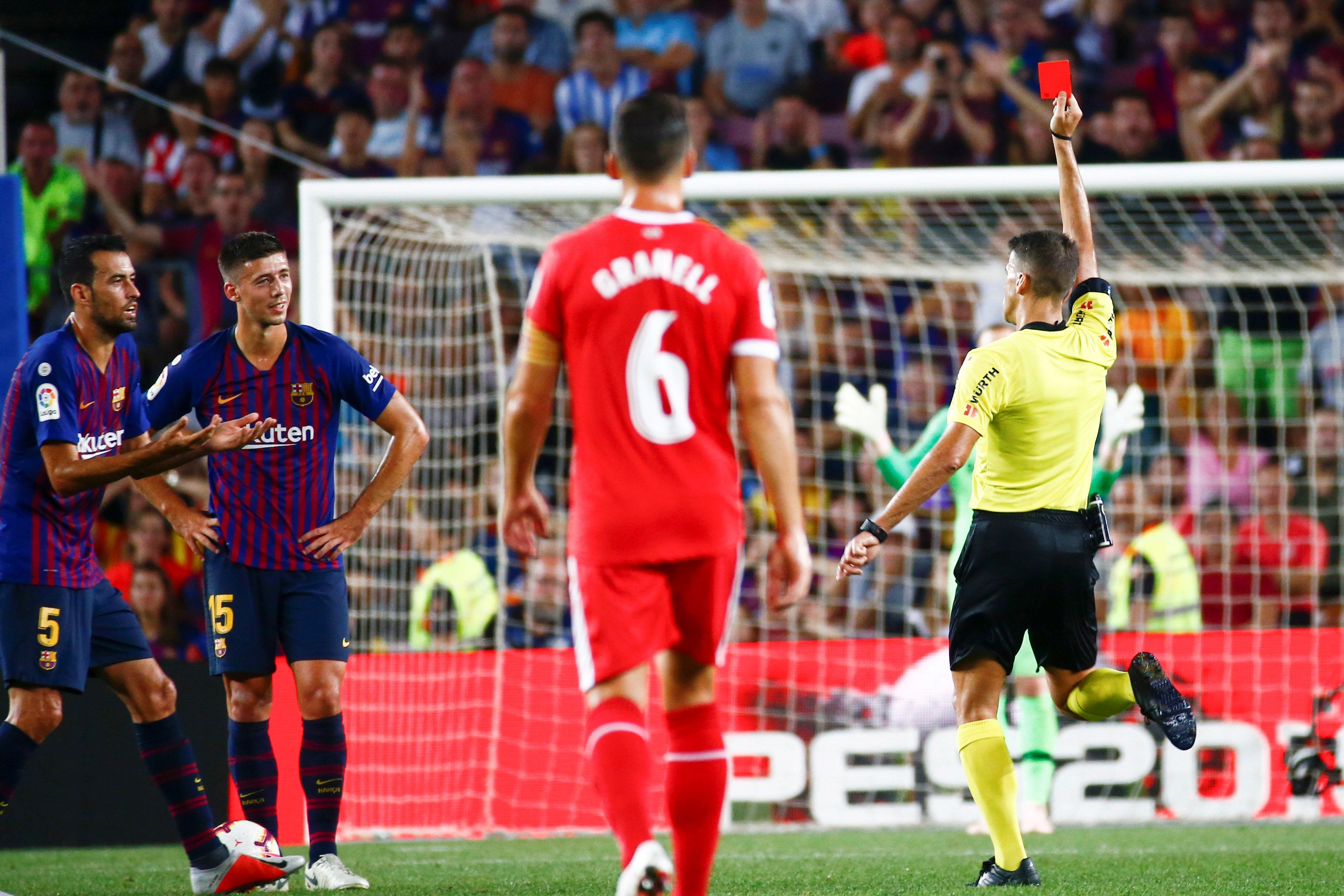 Gil Manzano muestra la tarjeta roja directa a Clement Lenglet en el Barça-Girona / EFE