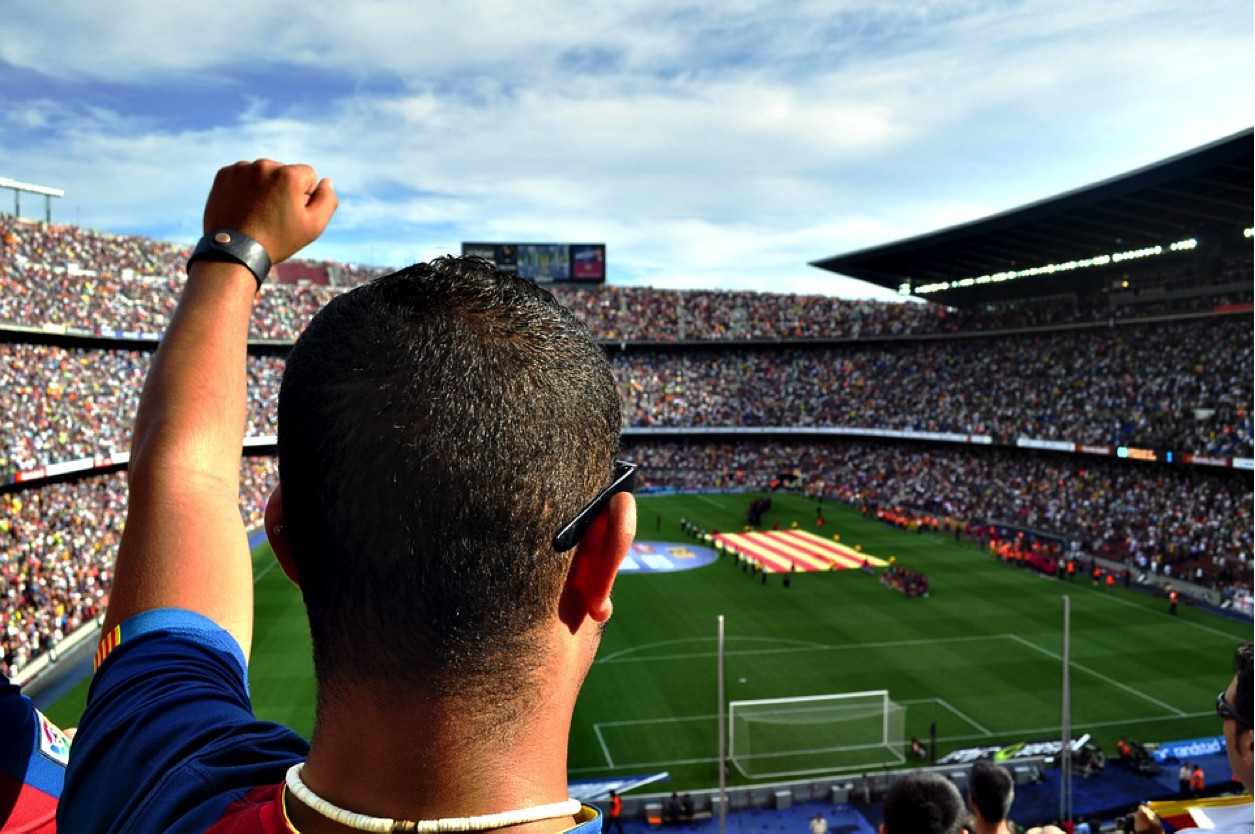 Un aficionado del Barça disfruta del espectáculo en el Camp Nou / Arhcivo