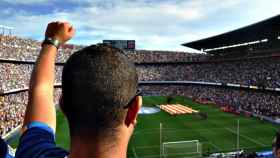 Un aficionado del Barça disfruta del espectáculo en el Camp Nou / Arhcivo