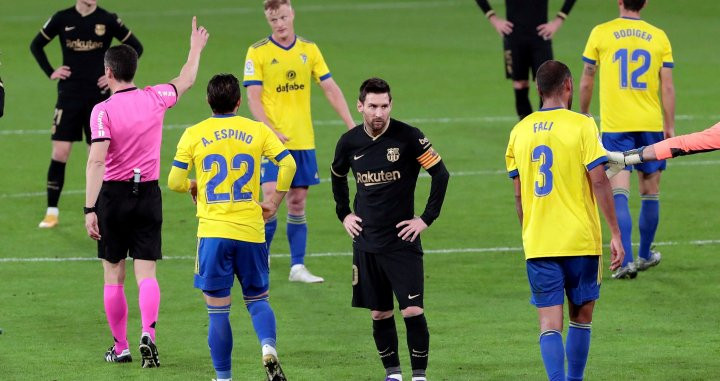 Leo Messi, lamentando una ocasión con el Cádiz / EFE